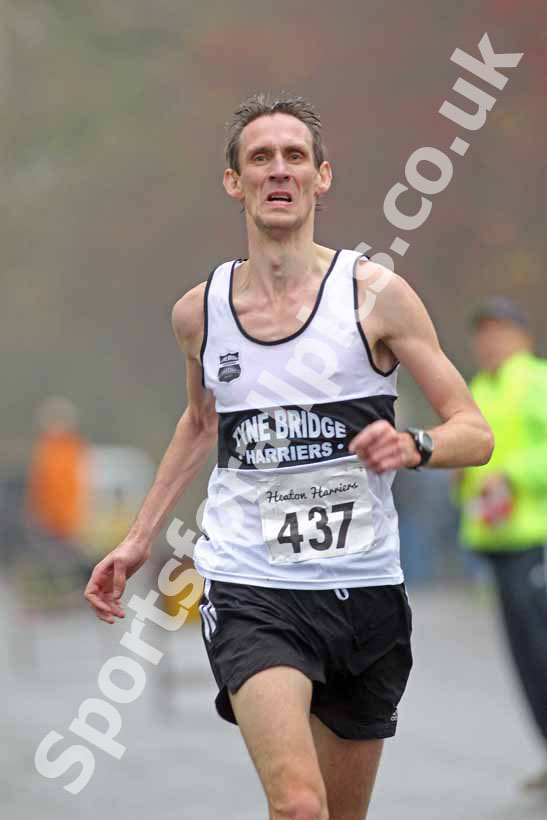 437 Senior Mens Heaton Harriers Memorial Road Race.